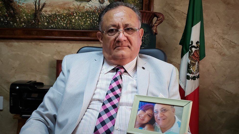 Meksiko: Grad u kome se strah može opipati 5 Octavio Cotero holds a photo of his missing daughter