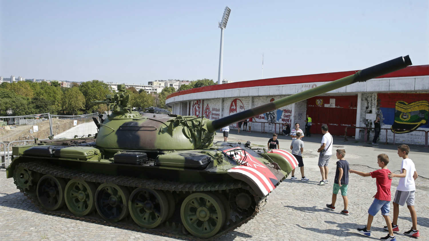 Anketa: Najveći broj građana smatra da tenku nije mesto pored stadiona 1
