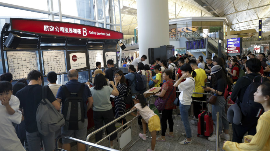 Demonstranti u Hongkongu pokušali da blokiraju prilaz aerodromu 1