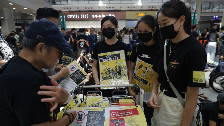 Nekoliko stotina demonstranata Hongkonga okupljeno na aerodromu 1