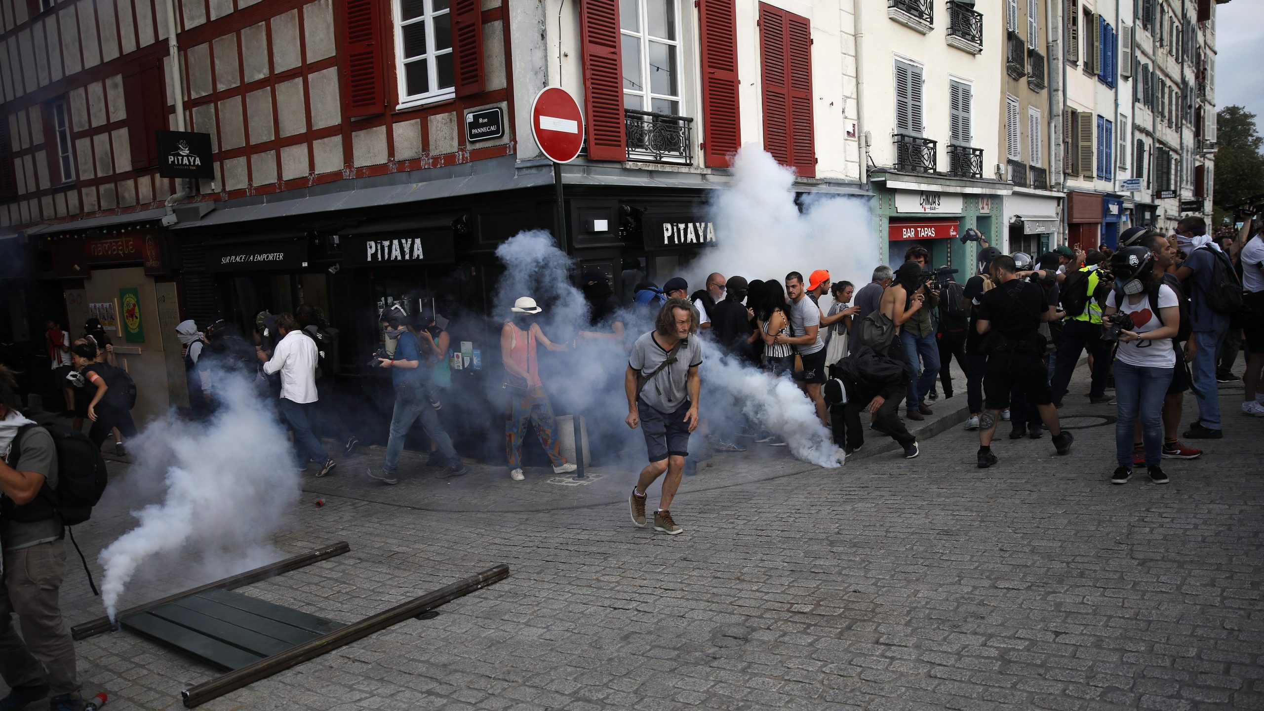 Uhapšeno 68 na protestu zbog samita G7 u Francuskoj 1