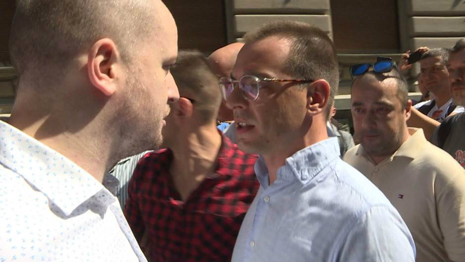 Verbalni sukob i guranje funkcionera i pristalica SNS i SZS na Trgu republike 1