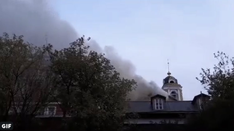 Gori krov jednog od najstarijih manastira u Moskvi 1