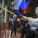 Policija u Hongkongu suzavcem i kamionima sa vodenim topovima protiv demonstranata 5