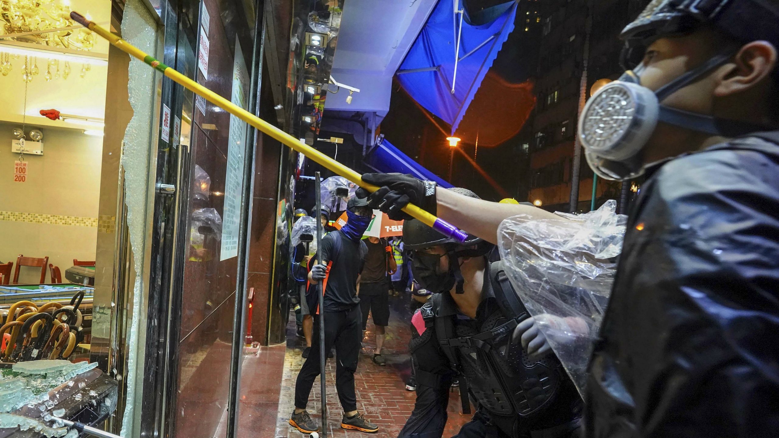 Policija u Hongkongu suzavcem i kamionima sa vodenim topovima protiv demonstranata 1