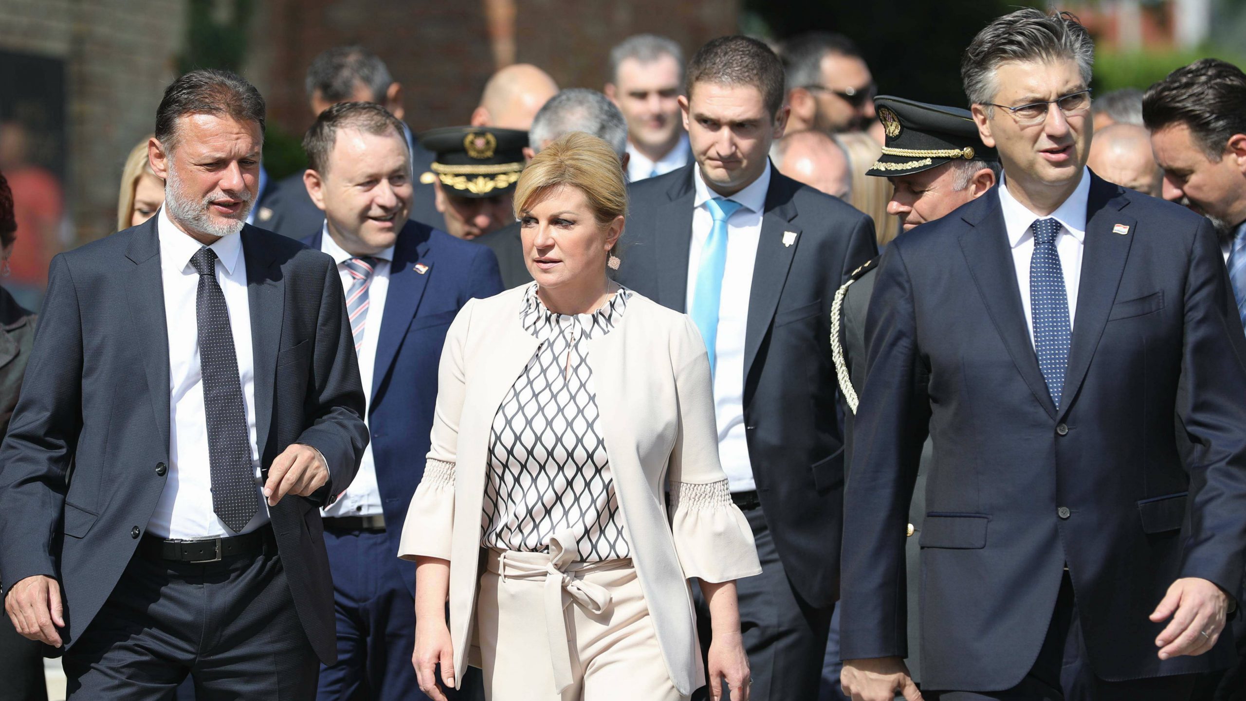 Predsednica i premijer Hrvatske čestitali Dan pobede i godišnjicu Oluje 1