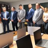 Gračanica: Srednja medicinska dobila 16 računara 2