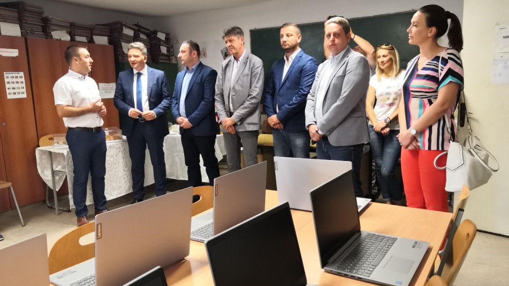 Gračanica: Srednja medicinska dobila 16 računara 1