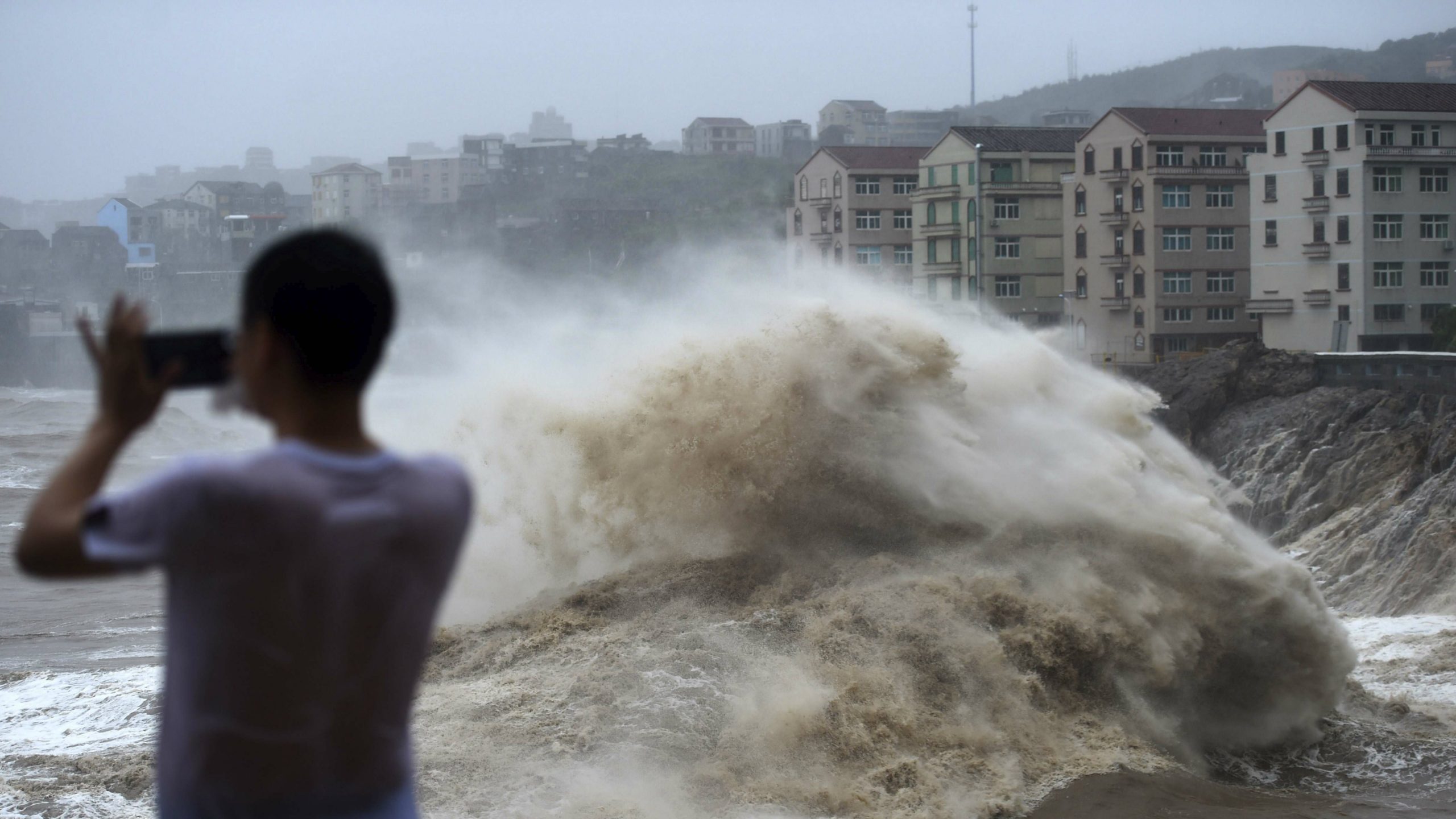 U Kini 13 mrtvih i 16 nestalih u naletu tajfuna 1