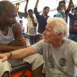 Ričard Gir posetio migrante na humanitarnom brodu na Mediteranu 6