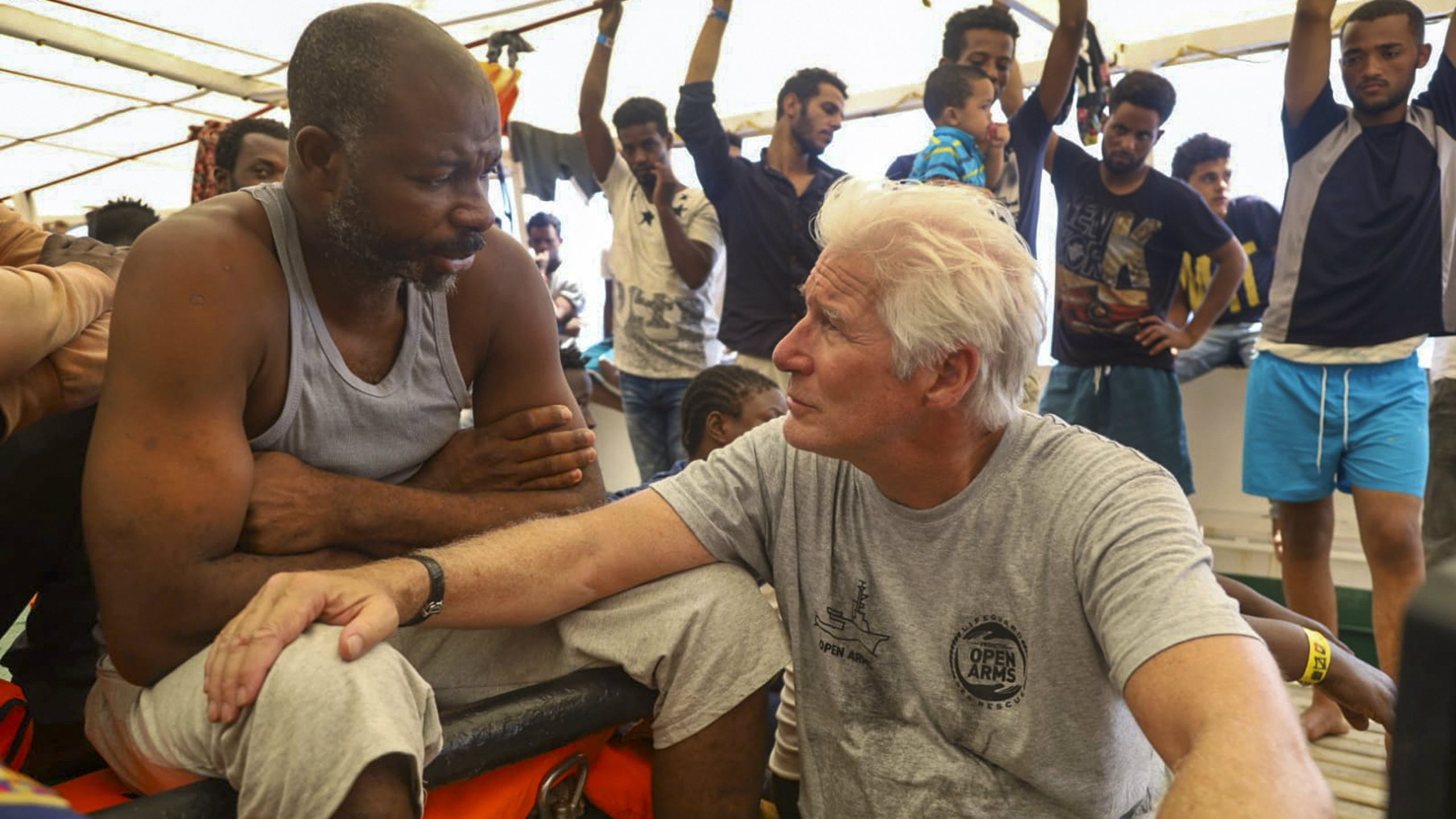 Ričard Gir posetio migrante na humanitarnom brodu na Mediteranu 1