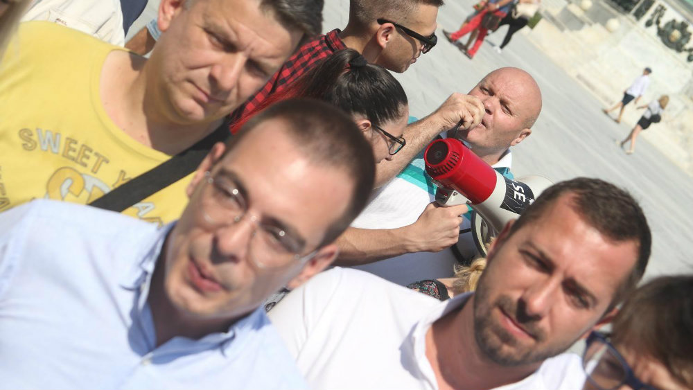 Bastać: Incident je pokušaj Vesića da sakrije koliko je novca potrošio za rekonstrukciju Trga 1