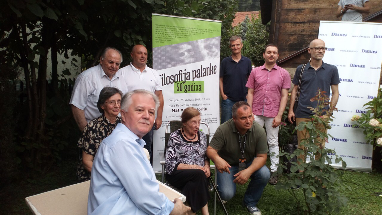 Matine ispred drvene kuće na ponos srpske kulture 1