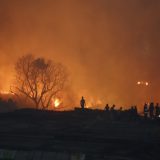 Oko 1.000 vatrogasaca i 15 helikoptera bore se protiv velikog požara u Portugalu 15