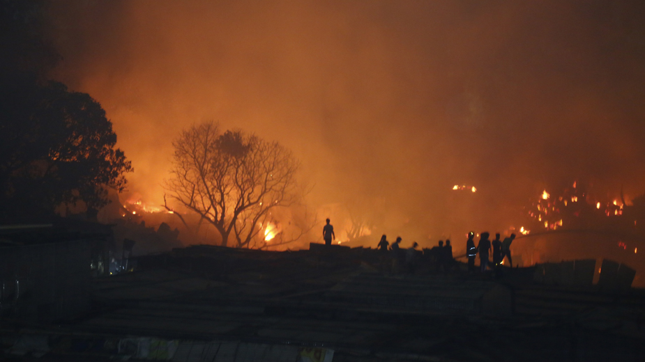 Oko 1.000 vatrogasaca i 15 helikoptera bore se protiv velikog požara u Portugalu 1