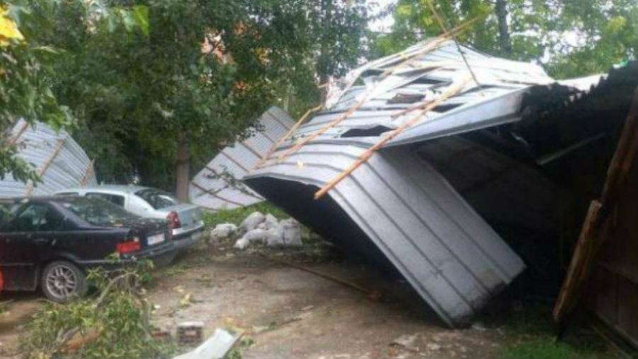 Nevreme u Pirotu nosilo krovove sa zgrada i čupalo drveće 1 Nevreme u Pirotu nosilo krovove sa zgrada i čupalo drveće 1