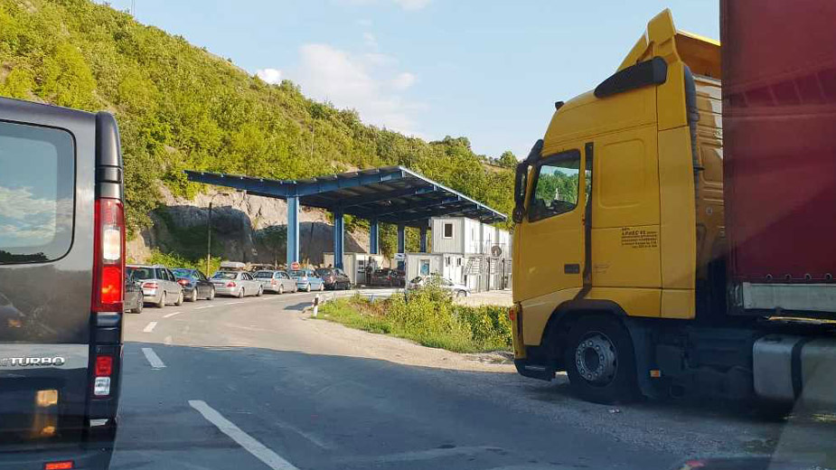 Na Merdaru se čeka skoro šest sati u koloni od 3,5 km, na Jarinju i do 120 minuta 1