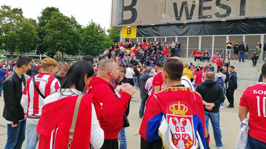 Delije brutalno tukle muškarca, policija pucala u vazduh 1