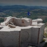 Kosovska policija čuva kosovsku zastavu na tvrđavi u Novom Brdu 9