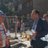 Čelnici Beograda obišli radnike na gradilištima, odneli im osveženje 2