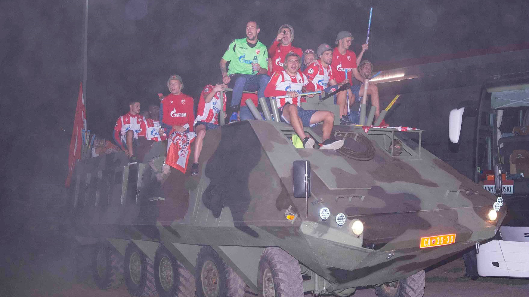 Fudbaleri Zvezde na oklopnom vozilu proslavili ulaz u Ligu šampiona 1