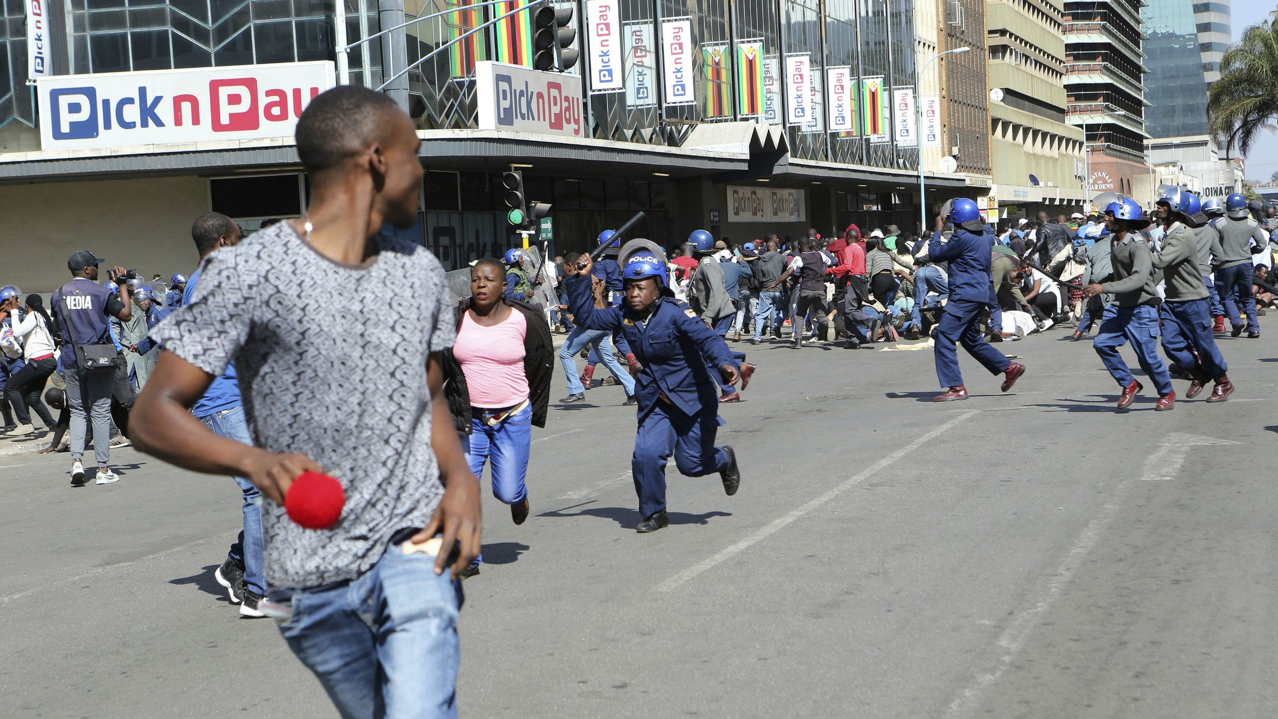 Policija silom protiv demonstranata u Zimbabveu 1