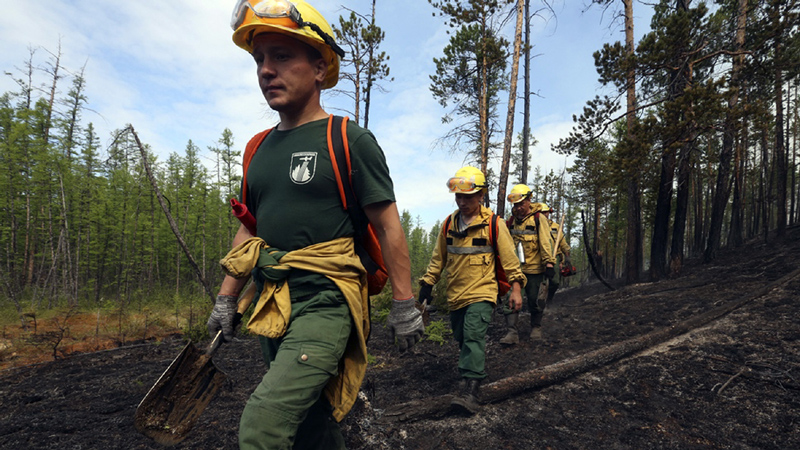 Hiljade ruskih dobrovoljaca u borbi s vatrom koja gori na 125.000 hektara 1