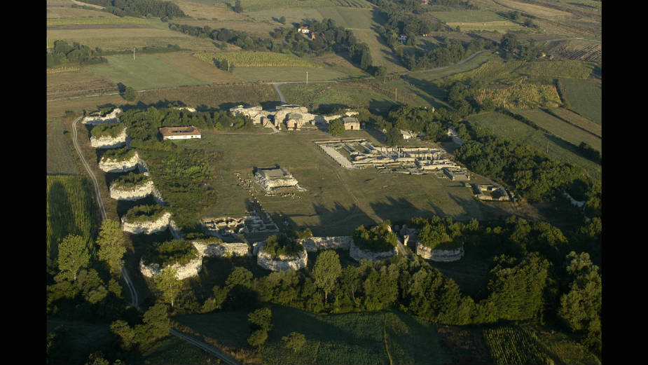 Palata Felix Romuliana: U večni spomen na svoju majku i sebe 1