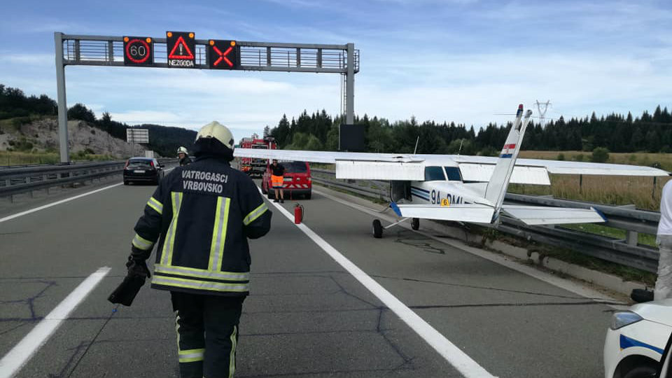Avion sleteo nasred autoputa Zagreb-Rijeka 1