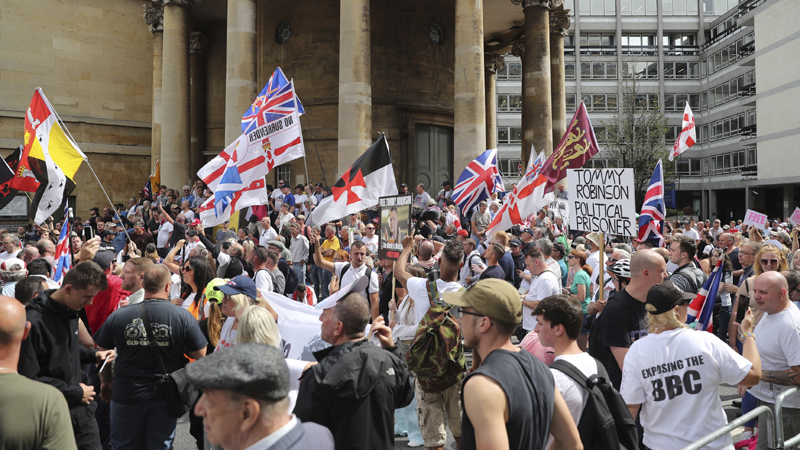 Protest pristalica osuđenog britanskog desničara u Londonu 1