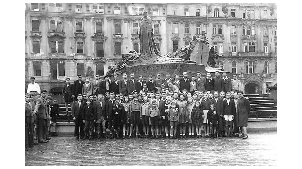 Drugi svetski rat: „Moj deda je preživeo pet nacističkih koncentracionih logora“ 3 A photo from Prague in 1945 showing concentration camp survivors