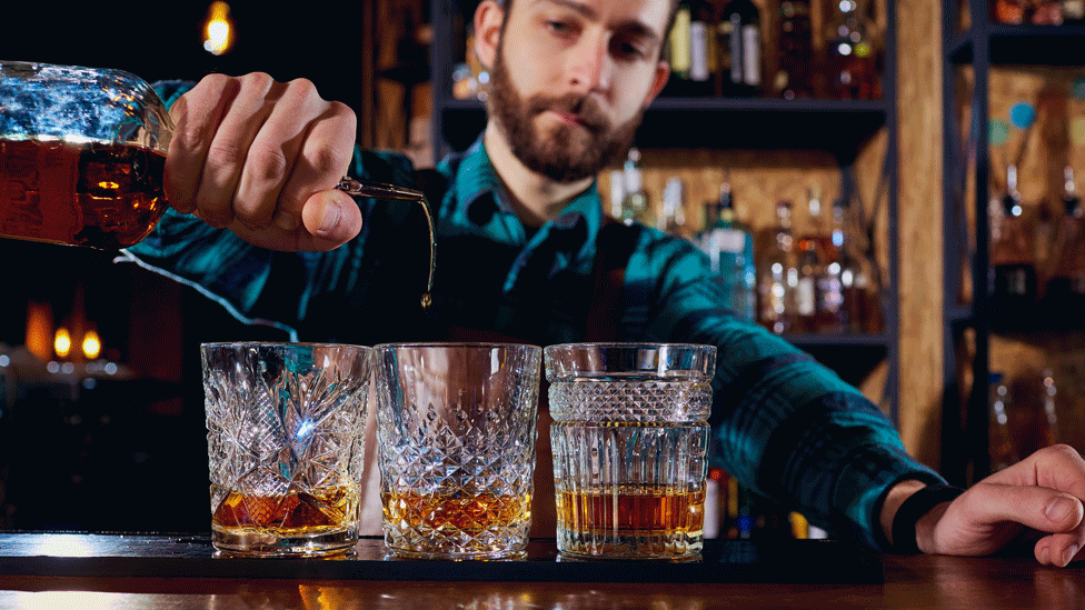 „Opasna veštačka“ inteligencija može da piše lažne vesti 2 Bartender pouring drinks