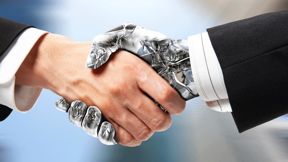 „Opasna veštačka“ inteligencija može da piše lažne vesti 3 Handshake between a human hand and a robotic one