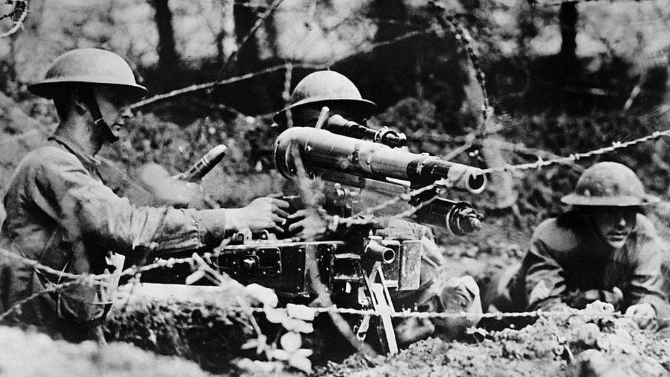 Kako je Drugi svetski rat izmenio vojnu obuku i stvorio efikasne ubilačke mašine 9 Three American soldiers operate a French '37' one pounder gun set in firing position in a second line trench at the Western Front, World War I