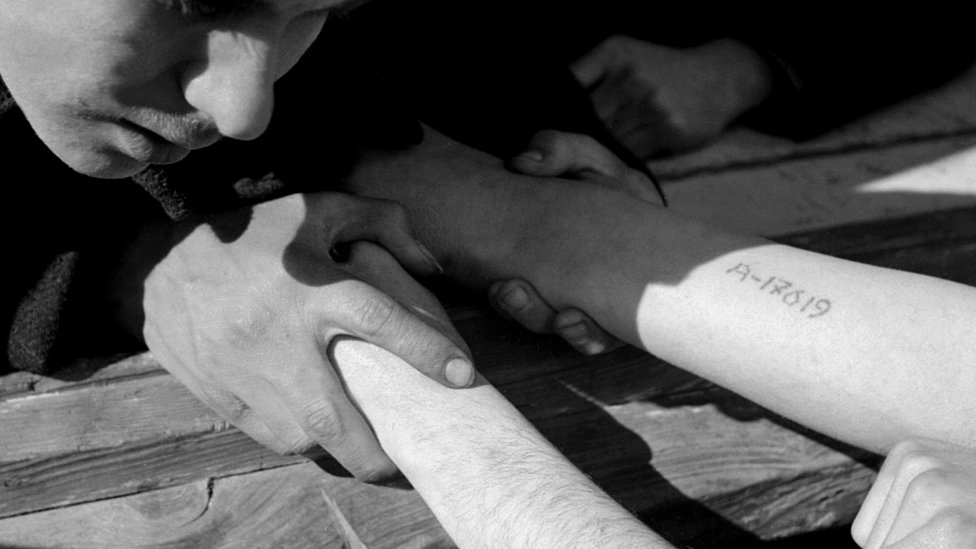 Tetovirane ruke zatvorenika Aušvica