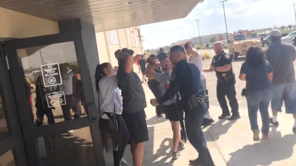 Ljudi su evakuisani iz bioskopa u Odesi nakon pucnjave