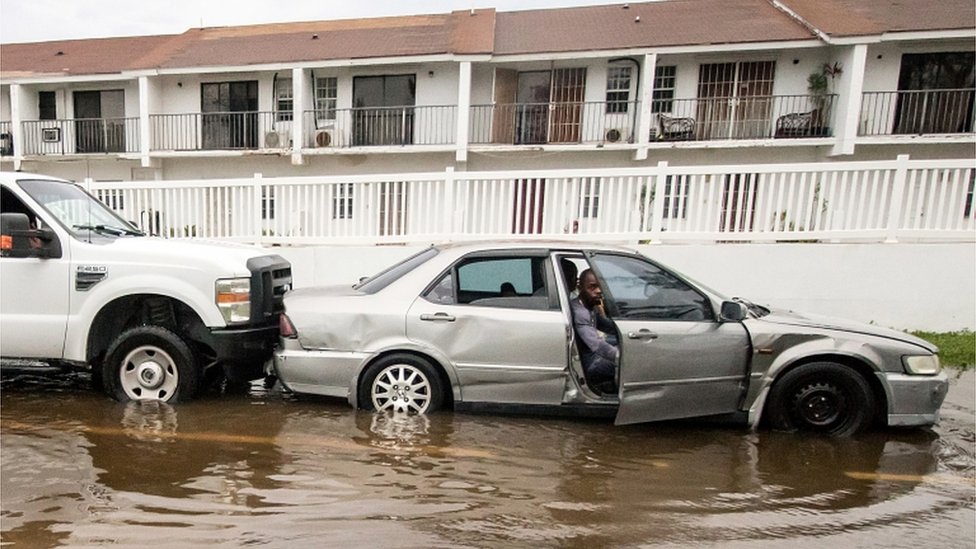 Automobil u poplavljenoj ulici
