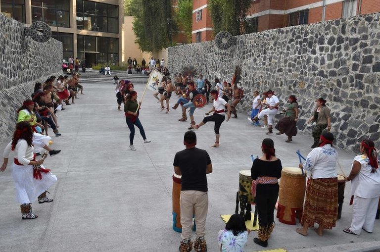 Plesači i igrači nastupaju pre igre Ulama u Meksiko sitiju