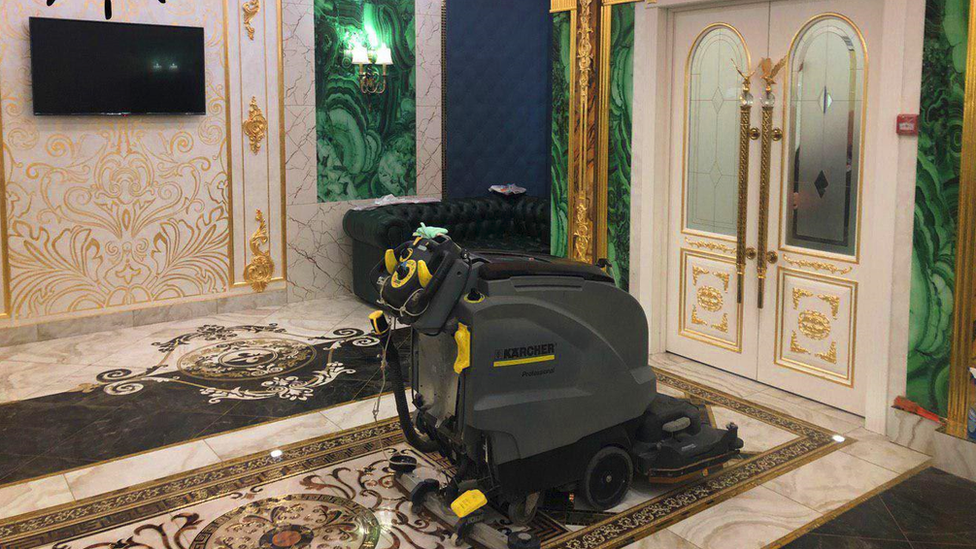 Škola u Rusiji kao mali Versaj 2 Russian school gets luxury makeover, Yekaterinburg, 2019