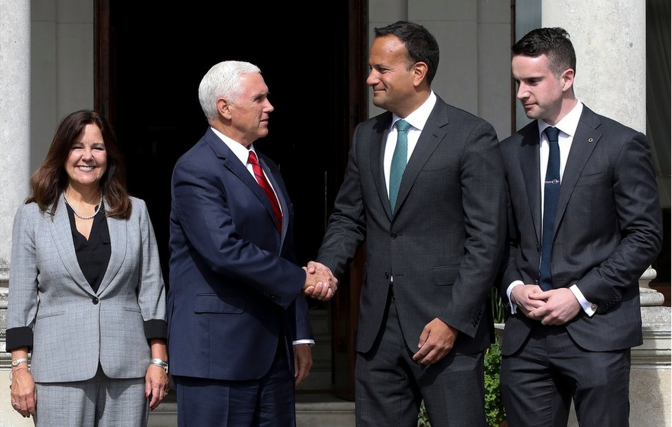 U fotografijama: Dremka u parlamentu i Džonsonova nedelja za zaborav 7 Irish Prime Minister Leo Varadkar, his partner Matthew Barrett, US Vice President Mike Pence and Second Lady Karen Pence all stand together