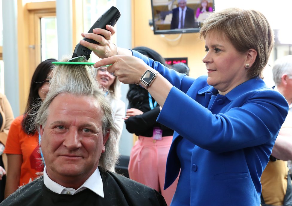 U fotografijama: Dremka u parlamentu i Džonsonova nedelja za zaborav 3 First Minister Nicola Sturgeon cuts the hair of David Torrance SNP MSP