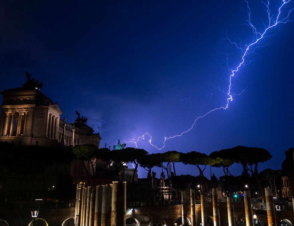 U fotografijama: Dremka u parlamentu i Džonsonova nedelja za zaborav 4 A lightning strike above the Vittorio Emanuele II Monument