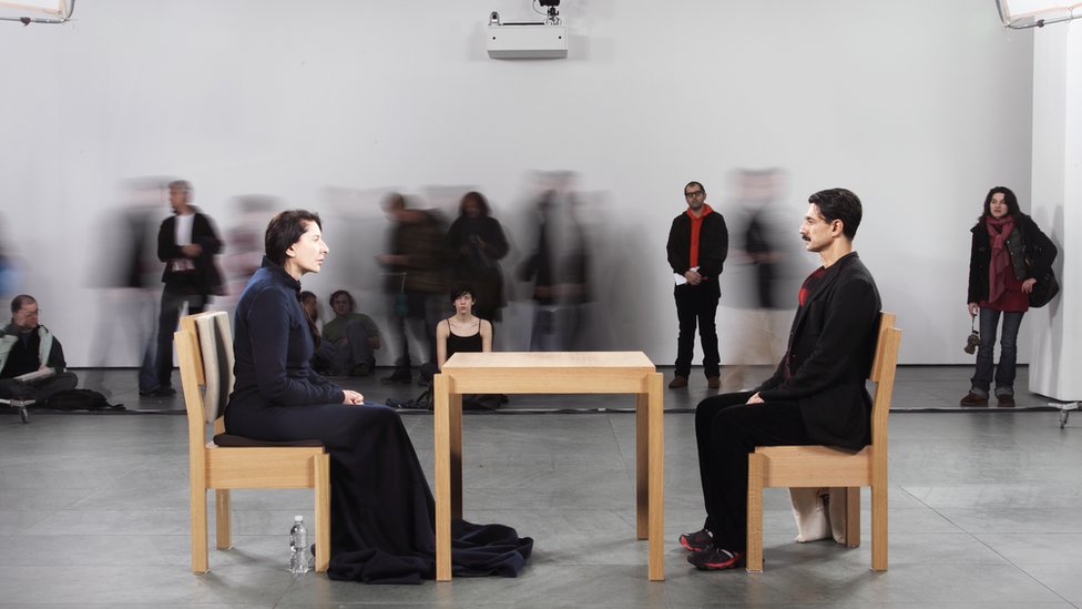 Intervju petkom - Marina Abramović: O 47 godina pauze od Beograda, politici, bolu u performansu i mladima na Balkanu 5 „Umetnik je prisutan", 2010. u muzeju MoMA u Njujorku