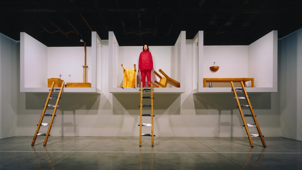 Intervju petkom - Marina Abramović: O 47 godina pauze od Beograda, politici, bolu u performansu i mladima na Balkanu 11 „Kuća sa pogledom na okean", Njujork 2002. godine - performans koji se pojavio i u popularnoj seriji Seks i grad