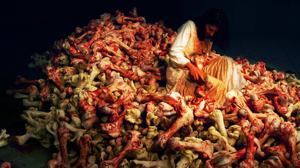 Intervju petkom - Marina Abramović: O 47 godina pauze od Beograda, politici, bolu u performansu i mladima na Balkanu 2 „Balkanski barok", Venecijalnsko bijenale, 1997. godine