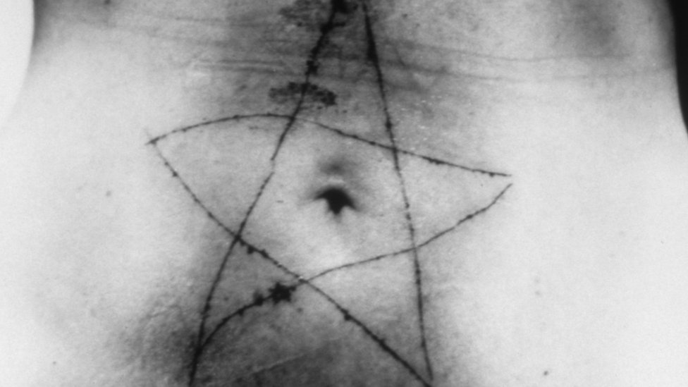 Intervju petkom - Marina Abramović: O 47 godina pauze od Beograda, politici, bolu u performansu i mladima na Balkanu 6 Performans Tomasove usne 1975. godine završava se urezivanjem petokrake na stomak