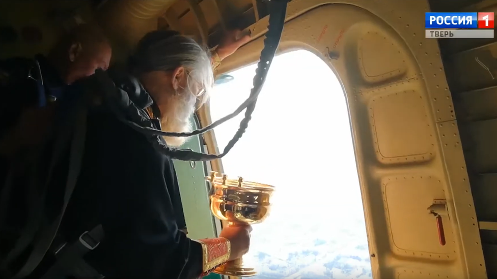 Rusija: Sveštenik vazduhoplovac „posipa“ grad svetom vodicom 1 Holy water flight over Tver, Russia, September 2019