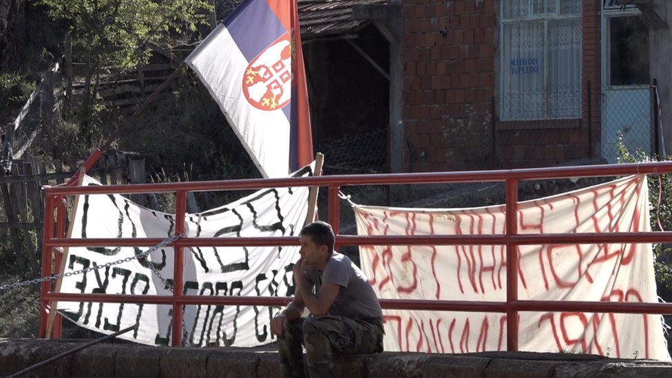 Čovek na mostu na ulasku u Topli Do