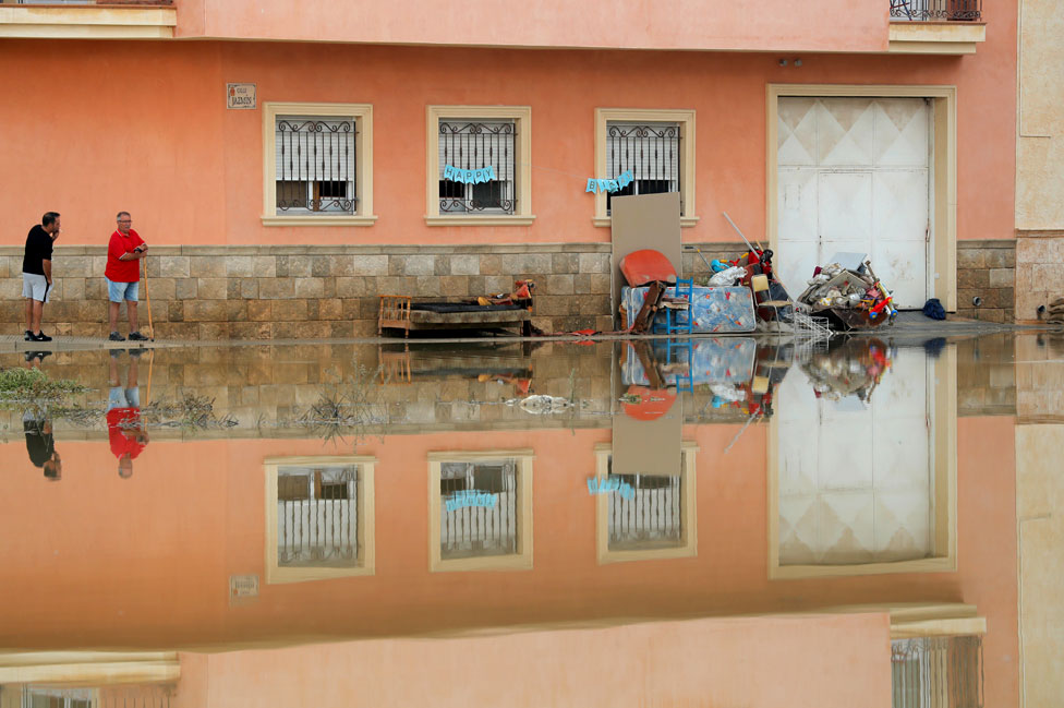 Požari u Amazoniji, protesti i spasavanje migranata - fotografije koje su obeležile nedelju 13 Residents stand next to damaged belongings after torrential rains in Almoradi, near Alicante, Spain. 17 September 2019