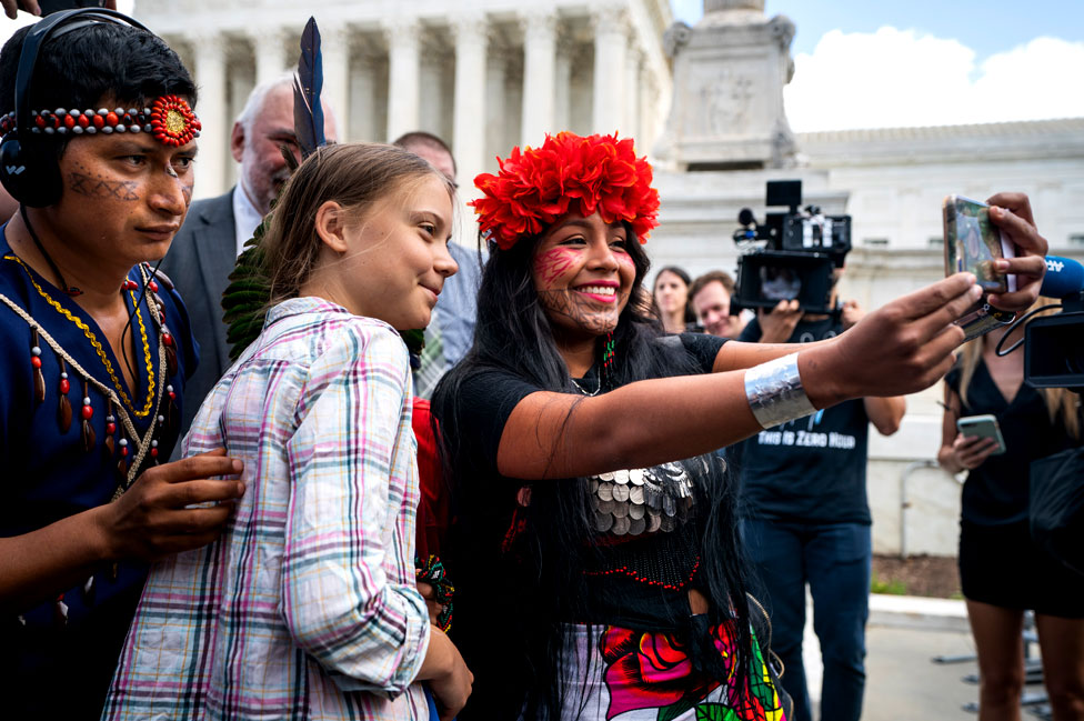 Požari u Amazoniji, protesti i spasavanje migranata - fotografije koje su obeležile nedelju 1 Climate activist Greta Thunberg poses for a selfie with Panamanian climate activist Militza Flaco outside the US Supreme Court in Washington DC, USA. 18 September 2019